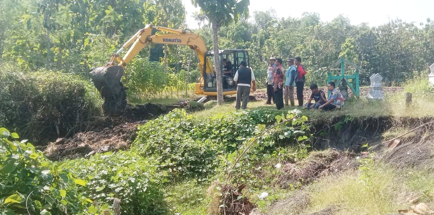 Alat berat milik DPUPR mulai beraksi untuk penanganan longsoran di Gabusan,Kecamatan Jati, Blora.